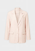 Einreihiger Blazer in blassem Rosa mit Kerbkragen, zwei Knöpfen, zwei vorderen Pattentaschen und einer Brusttasche, präsentiert vor einem einfarbigen Hintergrund.