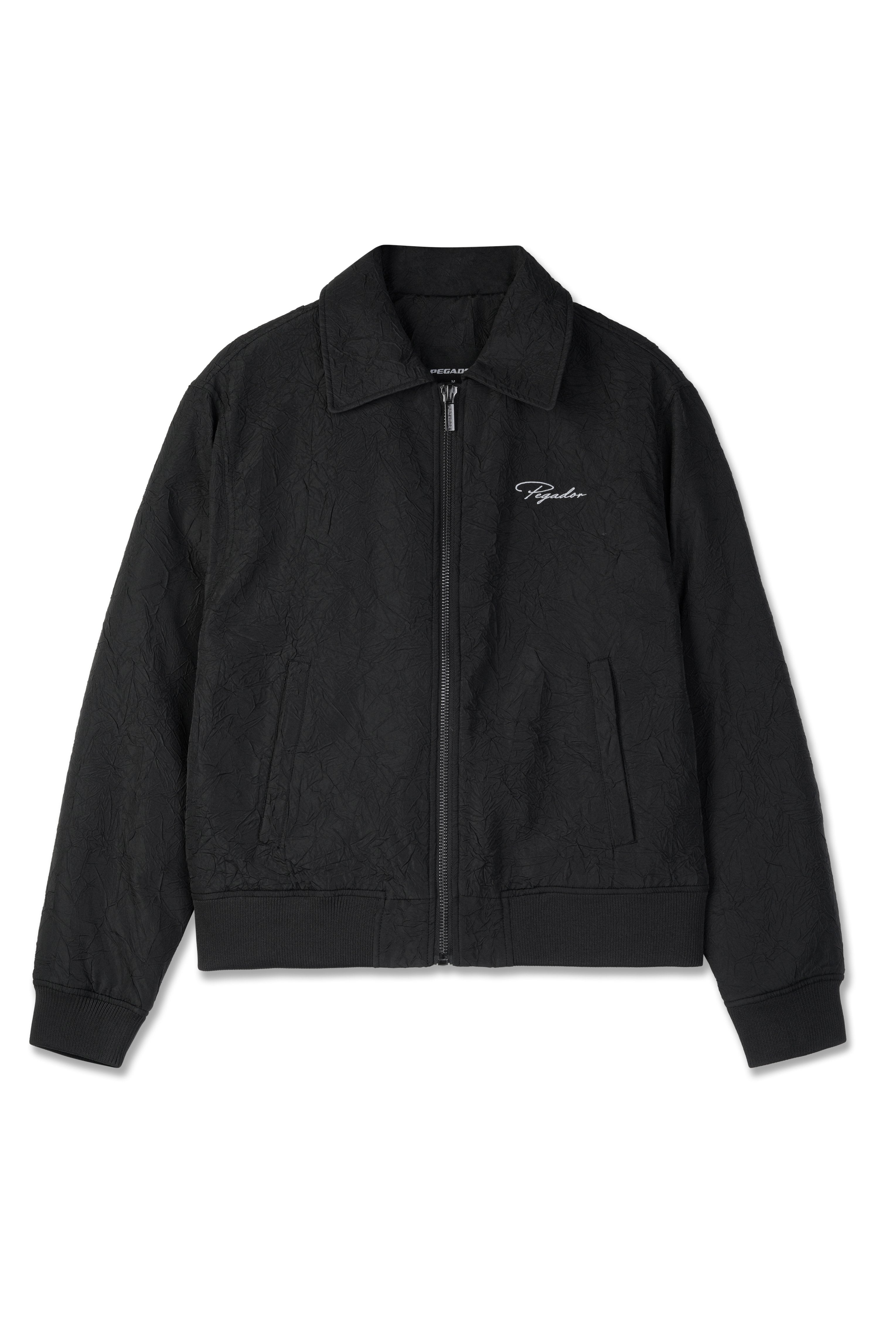 Schwarze gesteppte Bomberjacke mit Reißverschluss, Kragen und gerippten Bündchen. Verfügt über eine dezente weiße Logo-Stickerei auf der Brust.