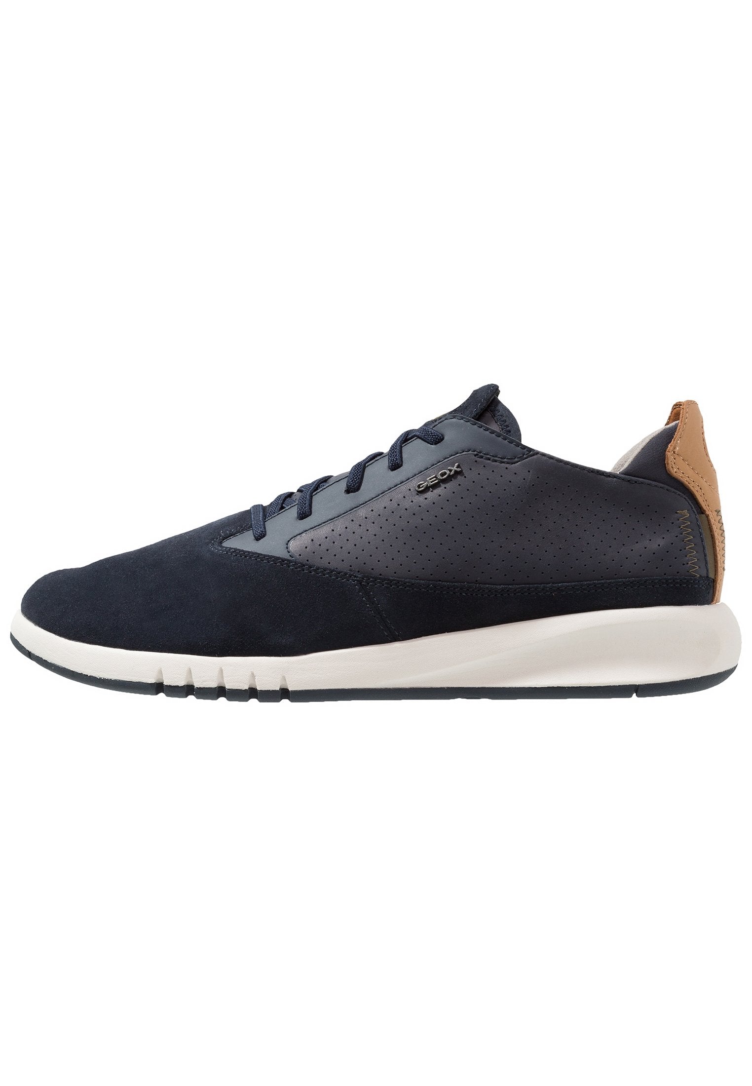 Marineblauer Wildleder- und Leder-Sneaker mit durchbrochenen Details, Schnürdesign, weißer Zwischensohle und braunen Akzenten an der Ferse und im Logo.