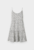 Weißes ärmelloses Sommerkleid mit dünnen Trägern, kleinem schwarzem Blumenmuster und einem Rock mit Stufen.