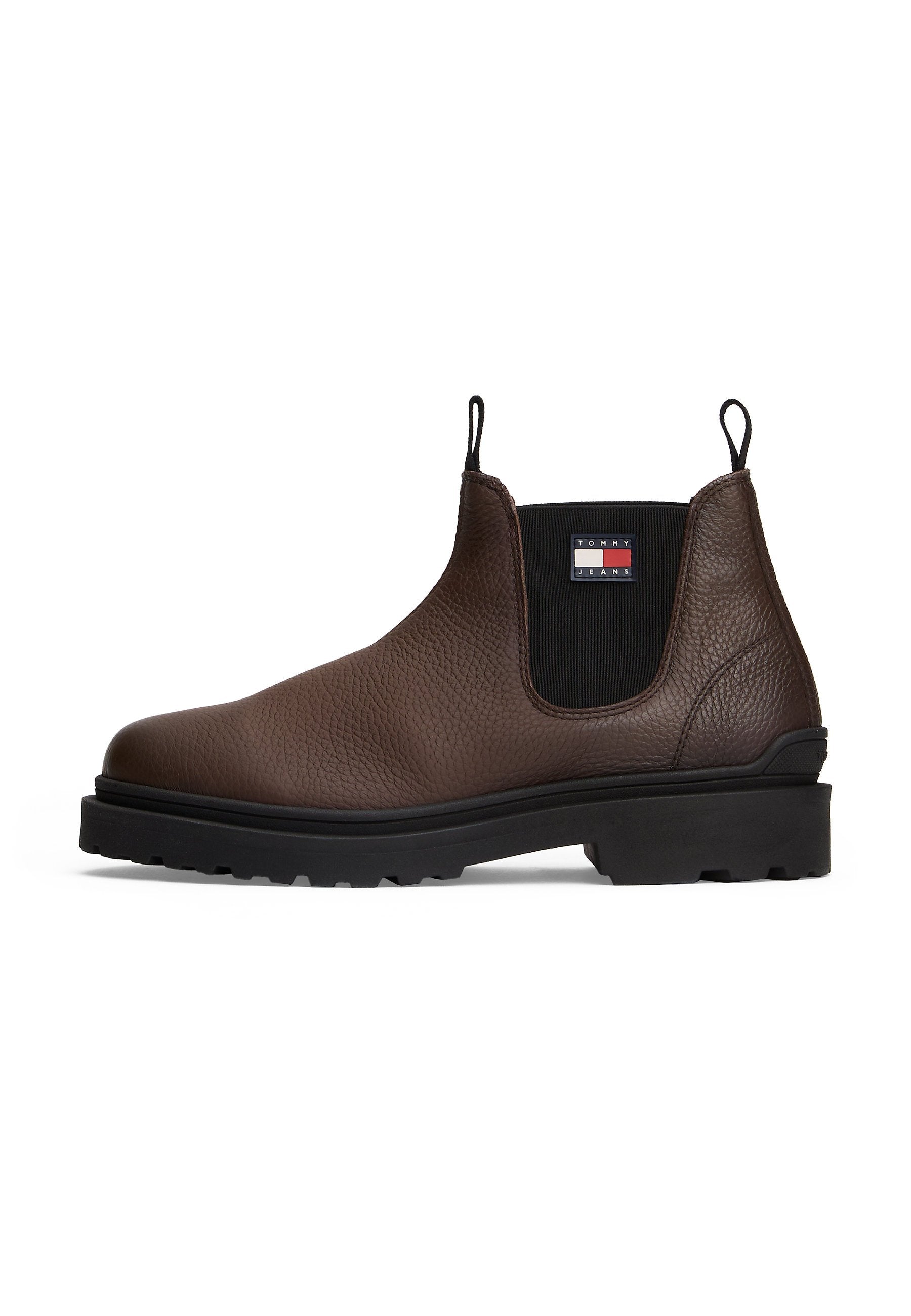 Braune Leder Chelsea-Stiefel mit schwarzen elastischen Seitenpanelen, schwarzer Gummisohle, Zugschlaufen und Tommy Jeans-Logo-Patch an der Seite.