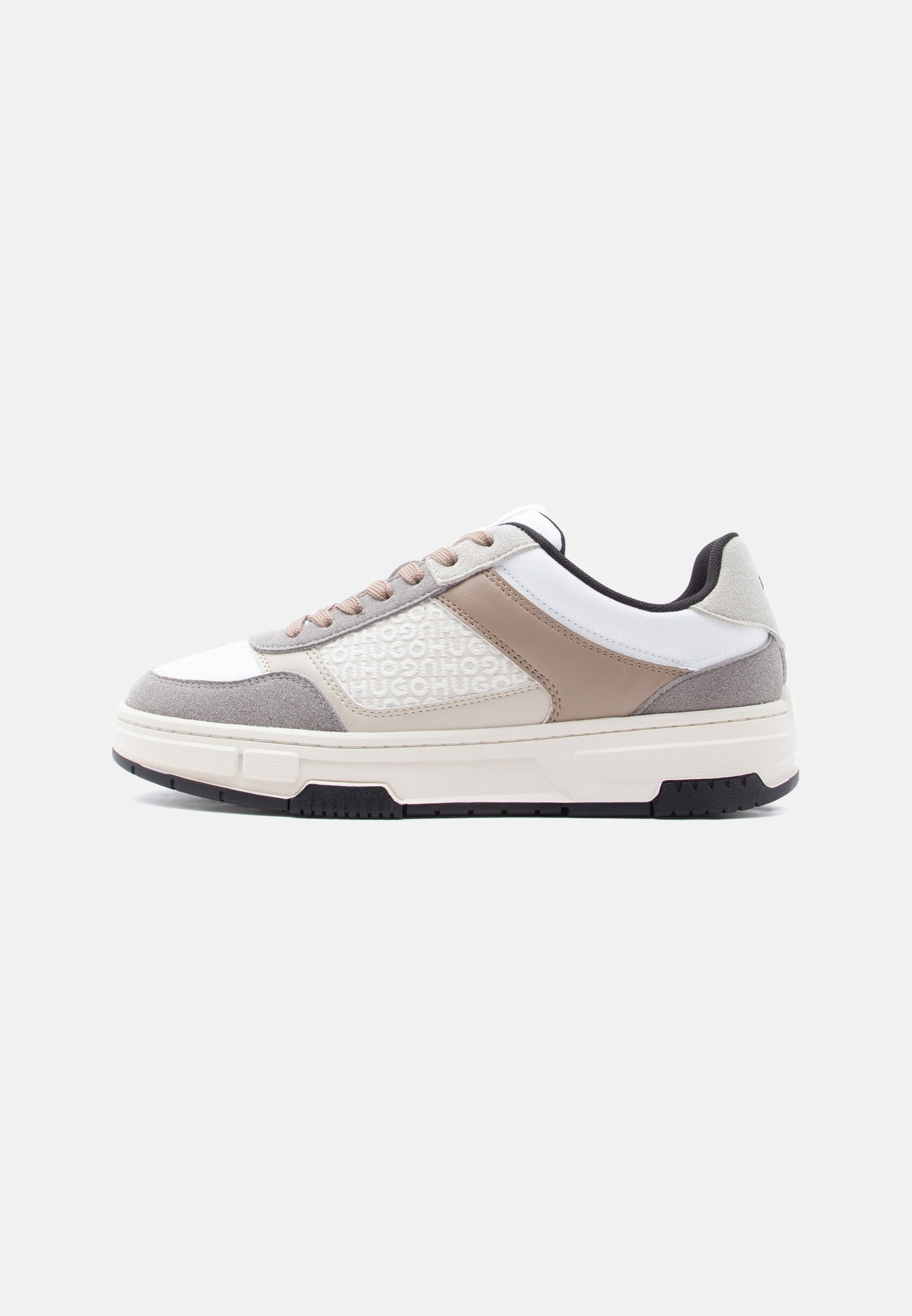 Niedriger Sneaker in Weiß, Beige und Grau mit gemustertem Seitenpaneel, beigen Schnürsenkeln, schwarzen Sohlenakzenten und gepolsterter Sohle.
