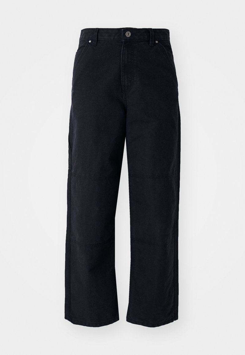 Schwarze, weit geschnittene Hosen aus strapazierfähigem Material mit einem Knopfverschluss, gesteppten Längsnähten und einer glatten Oberflächenstruktur.