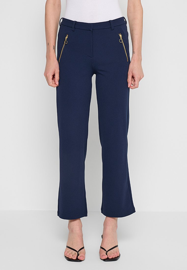 Marineblaue, maßgeschneiderte Hose mit glatter Textur, ausgestattet mit goldenen Reißverschlusstaschen und einem geraden Bein.