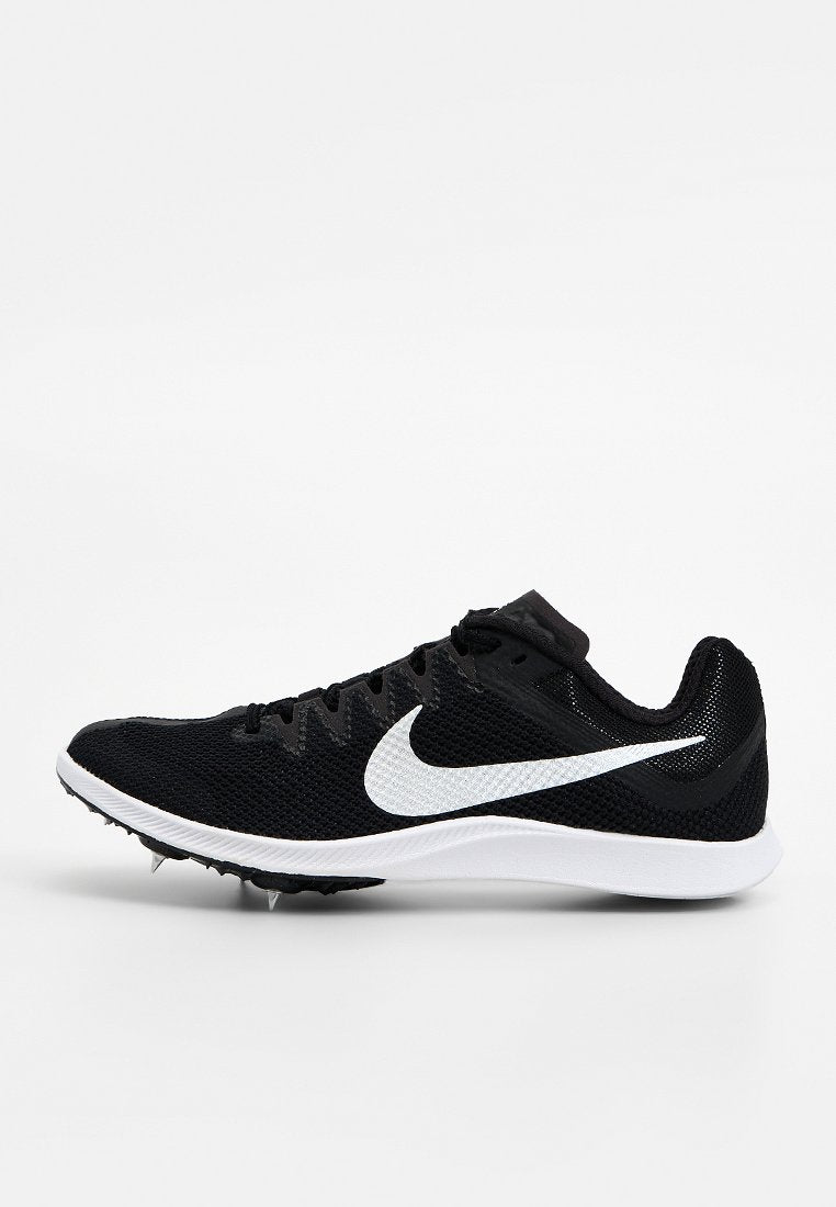 Schwarze Sportschuhe mit atmungsaktivem Mesh-Obermaterial, weißem Nike-Swoosh, gepolstertem Schaft und weißer Mittelsohle, ausgestattet mit Spikes auf der Außensohle.