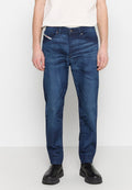 Dunkelblaue Denim-Jeans mit geradem Schnitt, ausgestattet mit fünf Taschen, einem vorderen Knopfverschluss und leichten Texturvariationen im Stoff.