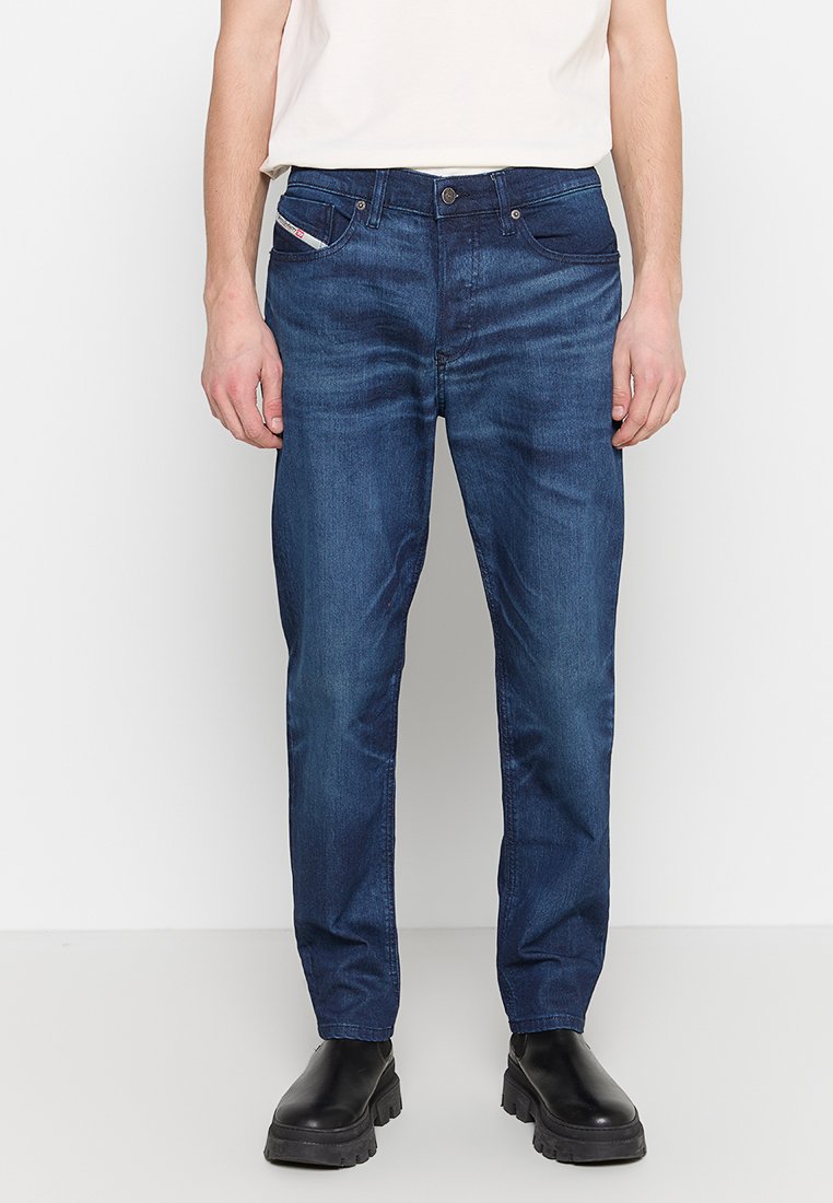 Dunkelblaue Denim-Jeans mit geradem Schnitt, ausgestattet mit fünf Taschen, einem vorderen Knopfverschluss und leichten Texturvariationen im Stoff.