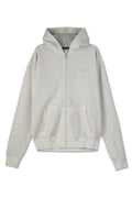 Hellegrauer Zip-Hoodie aus weichem Stoff, mit Eingrifftasche, Kapuze und gerippten Bündchen. Einfaches Design mit minimalen Details.