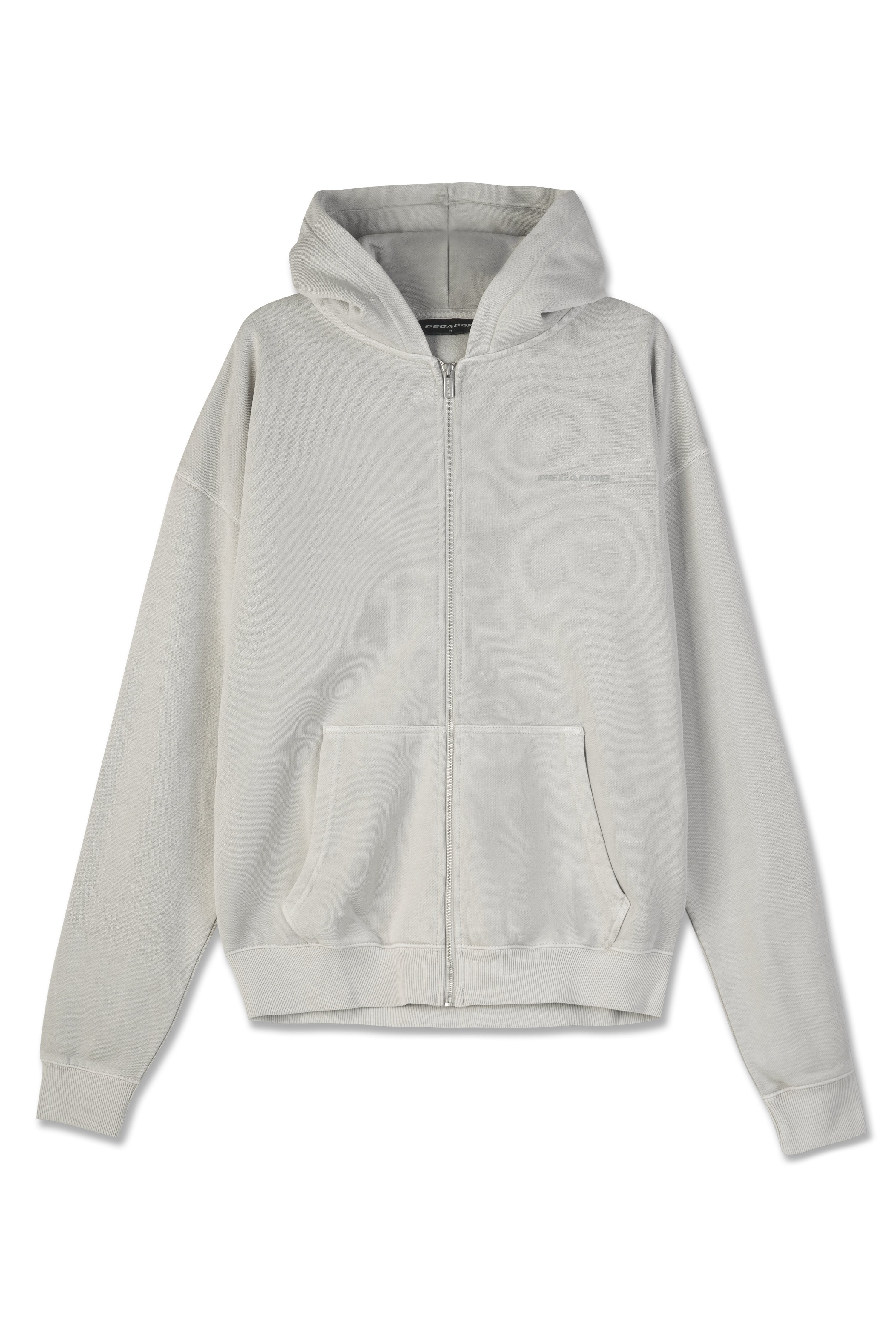 Hellegrauer Zip-Hoodie aus weichem Stoff, mit Eingrifftasche, Kapuze und gerippten Bündchen. Einfaches Design mit minimalen Details.