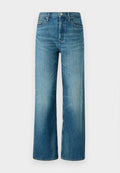Hellblaue Jeans aus Denim mit einer lockeren Passform, gerade Beine, fünf Taschen und einem klassischen Gürtel. Dezente Verfärbung an den Oberschenkeln.
