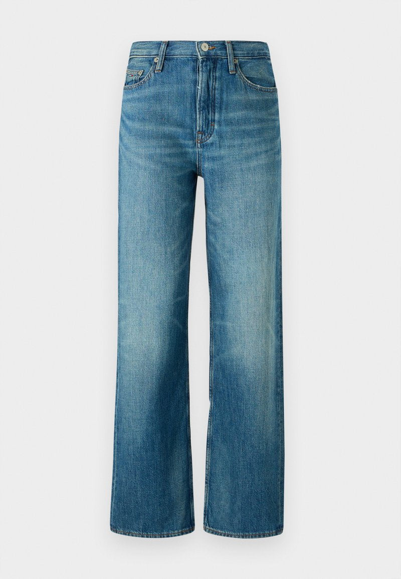 Hellblaue Jeans aus Denim mit einer lockeren Passform, gerade Beine, fünf Taschen und einem klassischen Gürtel. Dezente Verfärbung an den Oberschenkeln.