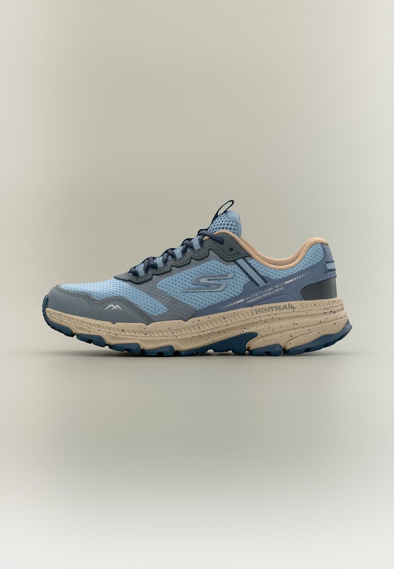 Niedriger Sportschuh in Blau und Beige mit Mesh-Obermaterial, gemusterter Sohle und seitlichem Logo, entworfen für Trailrunning und Wasserbeständigkeit.