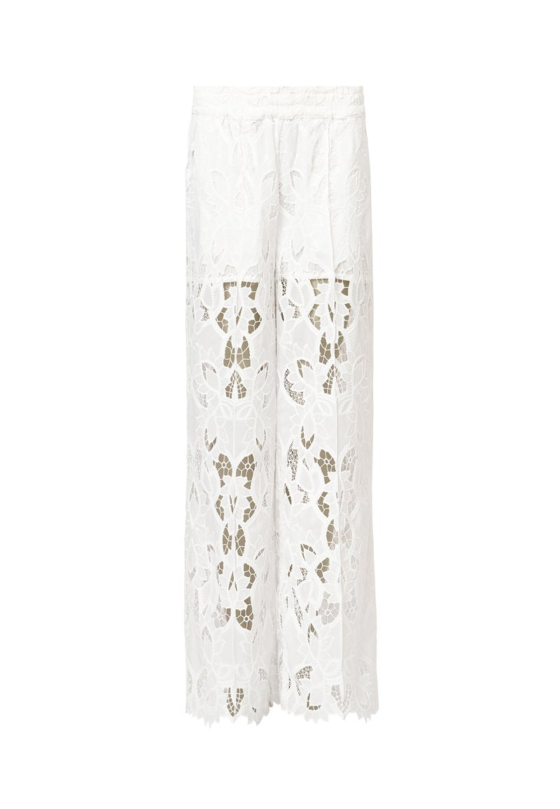 Weiße Spitzen-Hosen mit weitem Bein, floralem Cut-Out-Muster und gewelltem Saum, ausgestattet mit einem elastischen Bund und leichtem, strukturiertem Stoff.