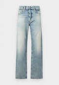 Helleblaue, weit geschnittene Jeans aus Denim. Besitzt eine ausgewaschene Optik, ein klassisches Fünf-Taschen-Design sowie einen Knopfverschluss mit Frontreißverschluss.