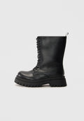 Schwarze Leder-Schnürstiefel mit einer robusten Gummisohle, runder Spitze und einer Zuglasche auf der Rückseite. Mit vertikalen Nähten an den Seiten.