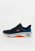 Marineblaue Skechers Slipper-Sneaker mit schwarzen Schnürsenkeln, weißer Sohle, orangen Akzenten und seitlichem Detail mit gepolsterter Fußgewölbeunterstützung.