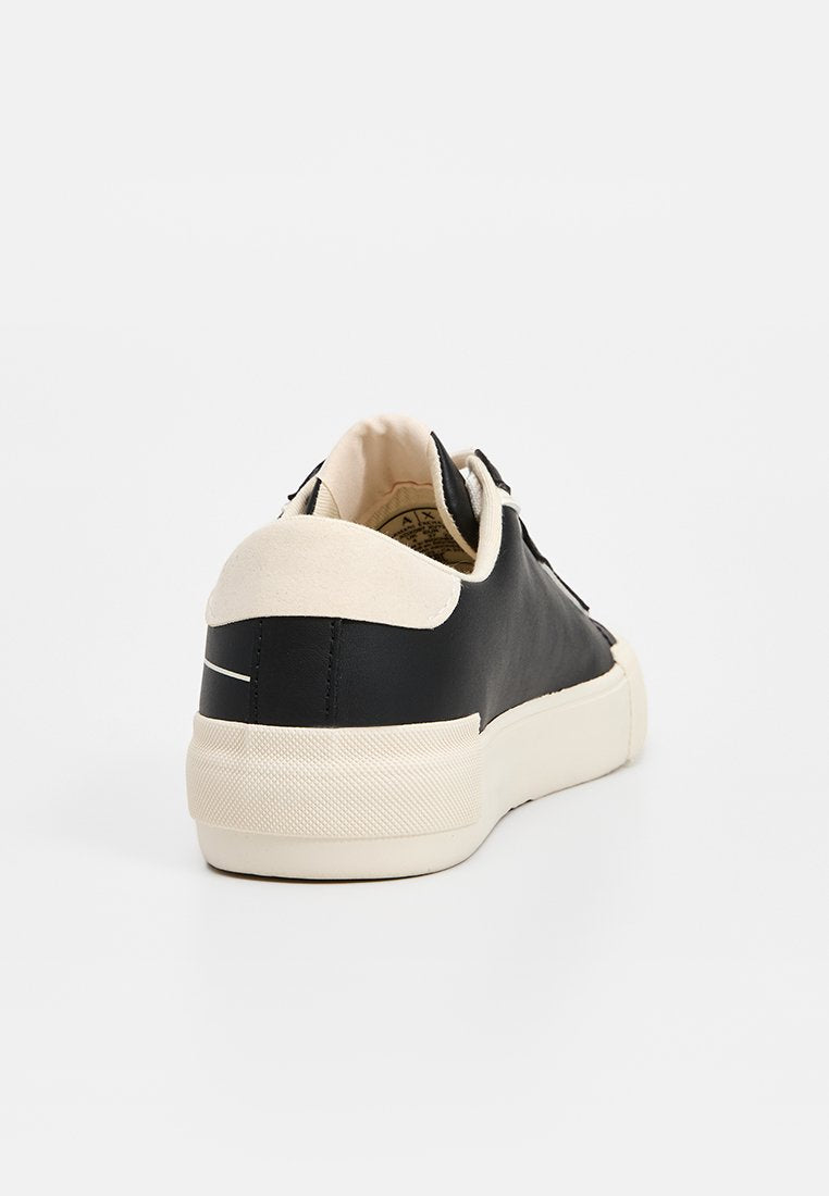 SNEAKER Media 3