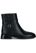 Schwarze Leder-Ankle-Boots mit strukturiertem Finish, schmaler Form, niedrigem Stacked-Heel und einem dekorativen Schnallenverschluss am Knöchelriemen.