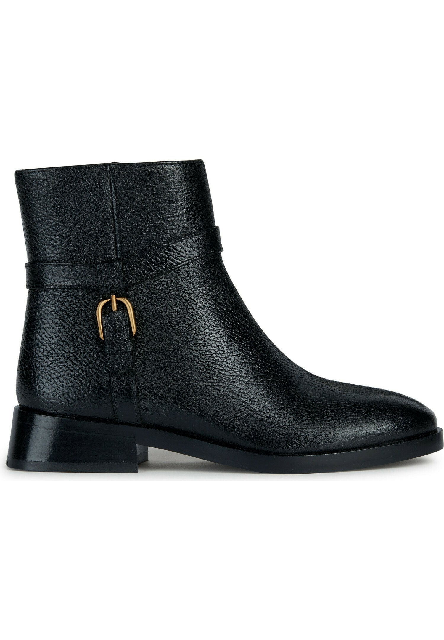 Schwarze Leder-Ankle-Boots mit strukturiertem Finish, schmaler Form, niedrigem Stacked-Heel und einem dekorativen Schnallenverschluss am Knöchelriemen.