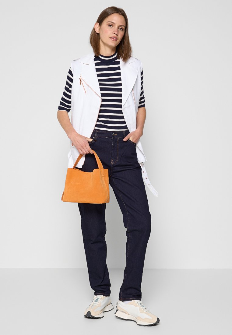 Armani Exchange Weste Media 2