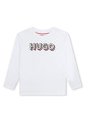 Weißes Langarm-T-Shirt mit Rundhalsausschnitt, das ein mehrfarbiges "HUGO"-Grafikdesign in fetten Buchstaben auf der Vorderseite zeigt.