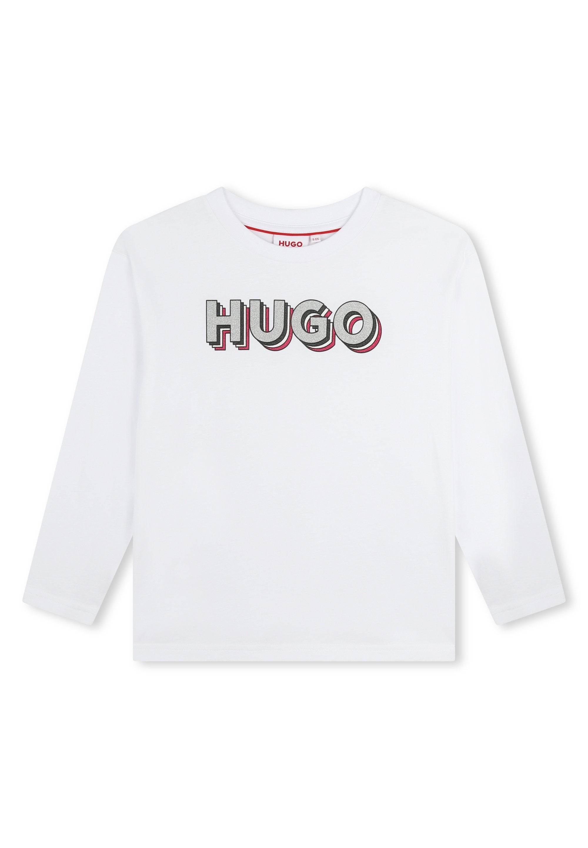 Weißes Langarm-T-Shirt mit Rundhalsausschnitt, das ein mehrfarbiges "HUGO"-Grafikdesign in fetten Buchstaben auf der Vorderseite zeigt.