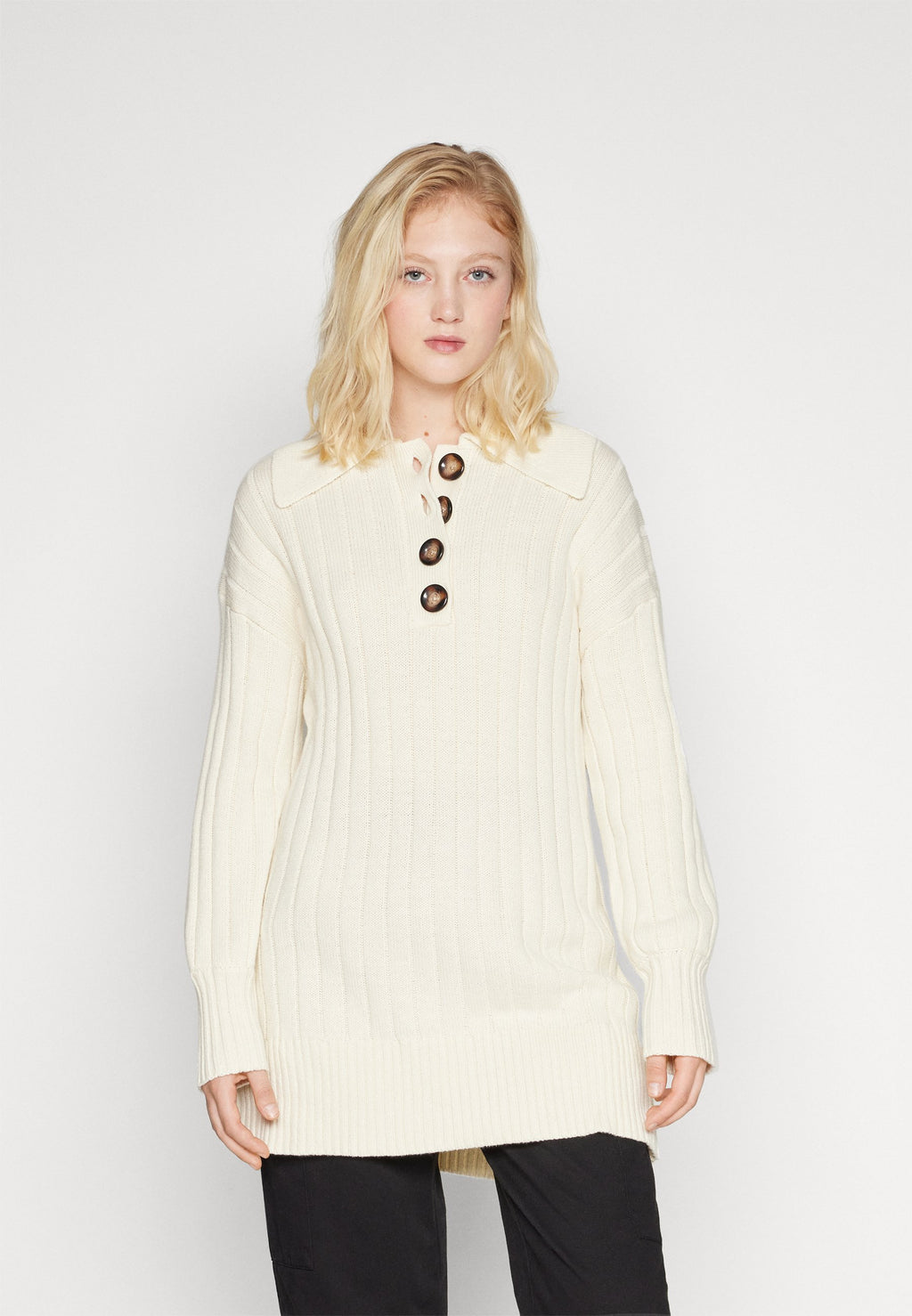 NA-KD OVERSIZED BUTTON DETAIL