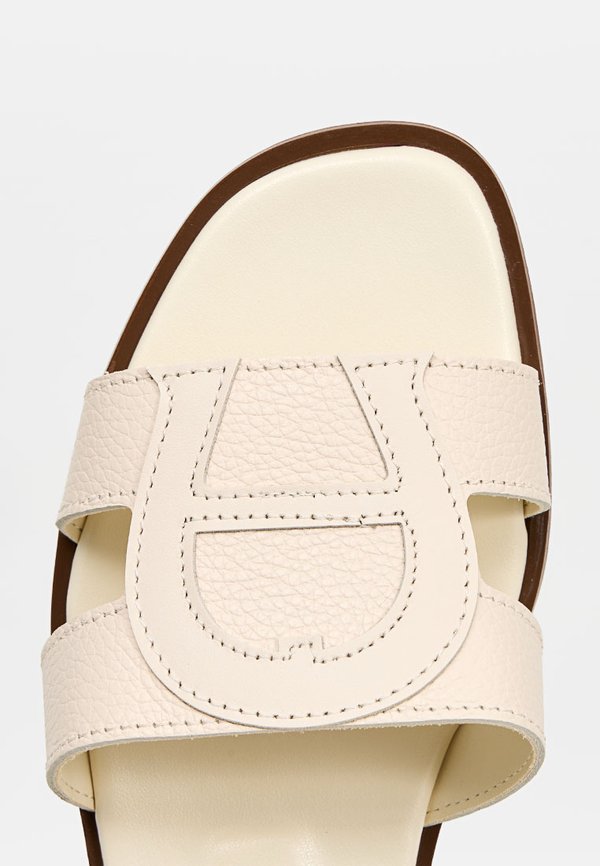 AIGNER LARA