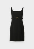 Schwarzes ärmelloses Kleid mit quadratischem Ausschnitt, taillierter Oberteil und einem Gürtel in der Taille, der mit einem goldenen Unendlichkeit-Hardware-Detail verziert ist.