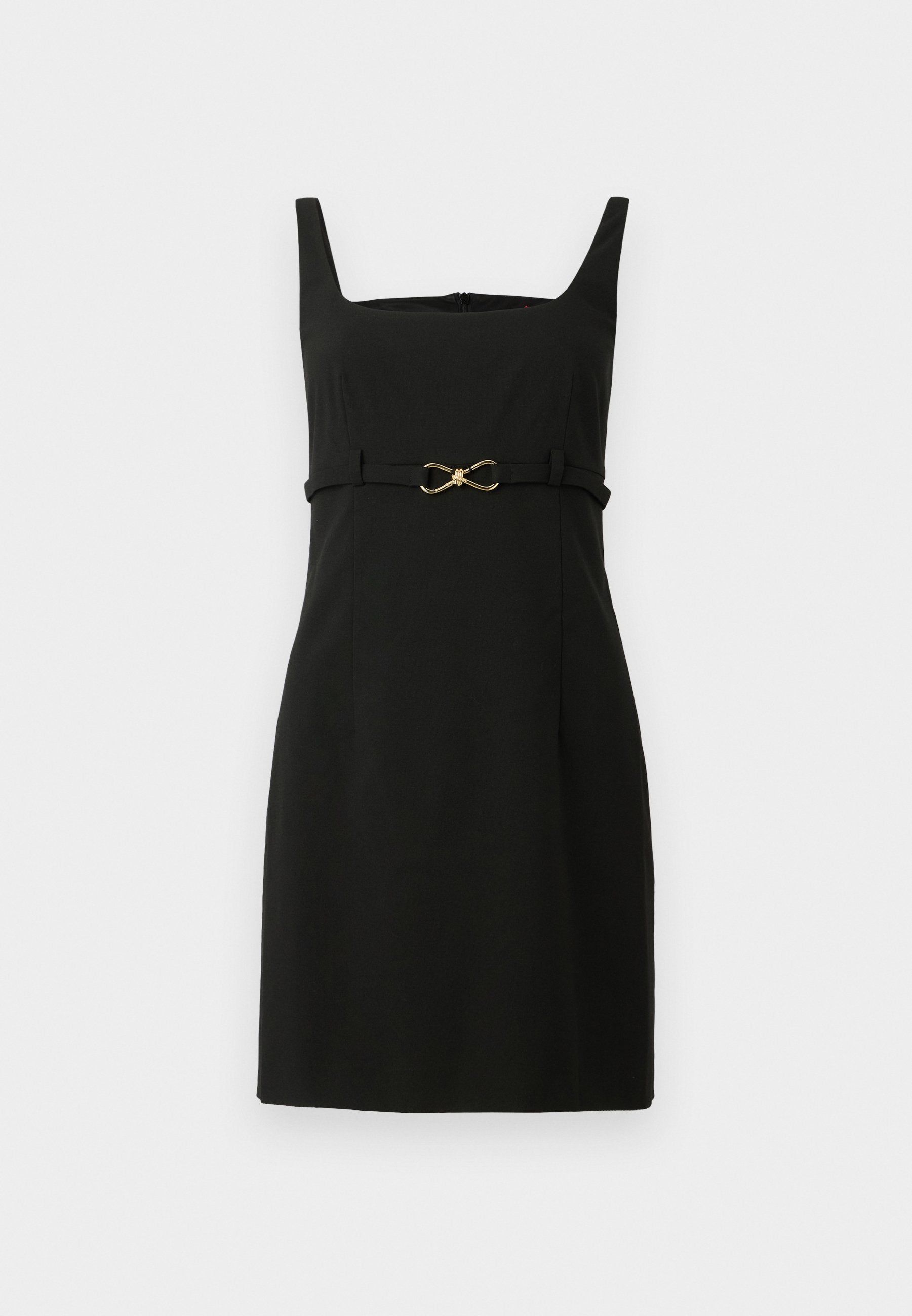 Schwarzes ärmelloses Kleid mit quadratischem Ausschnitt, taillierter Oberteil und einem Gürtel in der Taille, der mit einem goldenen Unendlichkeit-Hardware-Detail verziert ist.