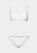 Weißes Bikini-Set mit einem triangularen Bralette mit breiten Trägern und passenden tief sitzenden Unterteilen, aus glattem, dehnbarem Material gefertigt.