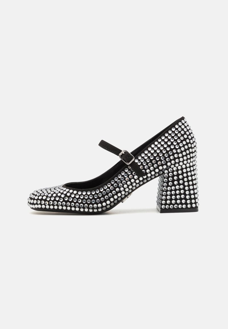 Schwarzer Lederabsatz mit einer runden Zehenpartie, die mit silbernen Nieten besetzt ist. Verfügt über einen Mary-Jane-Riemen mit Schnalle. Blockabsatz-Design.