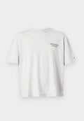 Graues kurzärmliges T-Shirt aus Baumwolle mit einem kleinen bedruckten Logo auf der linken Brust. Gerader Saum und Rundhalsausschnitt.