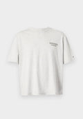 Graues kurzärmliges T-Shirt aus Baumwolle mit einem kleinen bedruckten Logo auf der linken Brust. Gerader Saum und Rundhalsausschnitt.