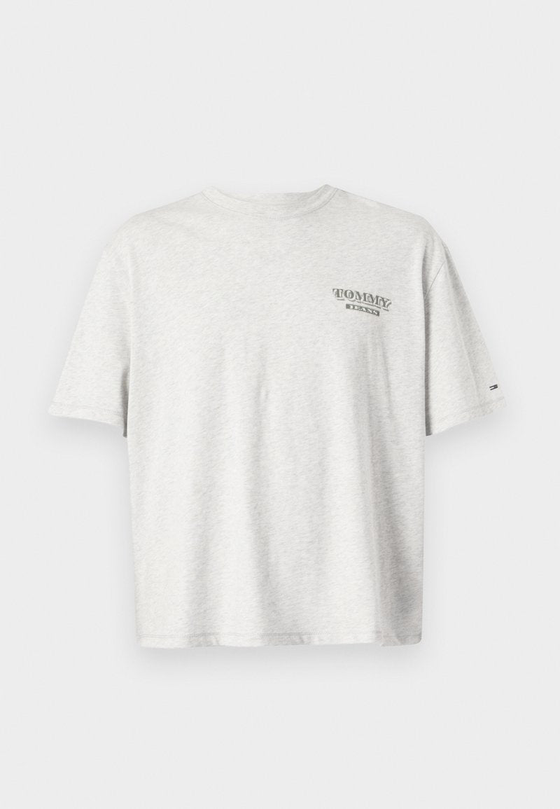 Graues kurzärmliges T-Shirt aus Baumwolle mit einem kleinen bedruckten Logo auf der linken Brust. Gerader Saum und Rundhalsausschnitt.