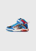 High-Top-Sneaker mit einem blauen und schwarzen Netz-Obermaterial, roten Akzenten und pixelierten Grafiken. Verfügt über einen Riemen und eine gepolsterte Sohle.