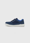 Blaue Wildleder-Sneaker mit niedrigem Schnitt, ausgestattet mit einem hellblauen Innenfutter, dunkelblauen Akzenten und einer weißen Gummisohle. Ösen aus Metall sichtbar.