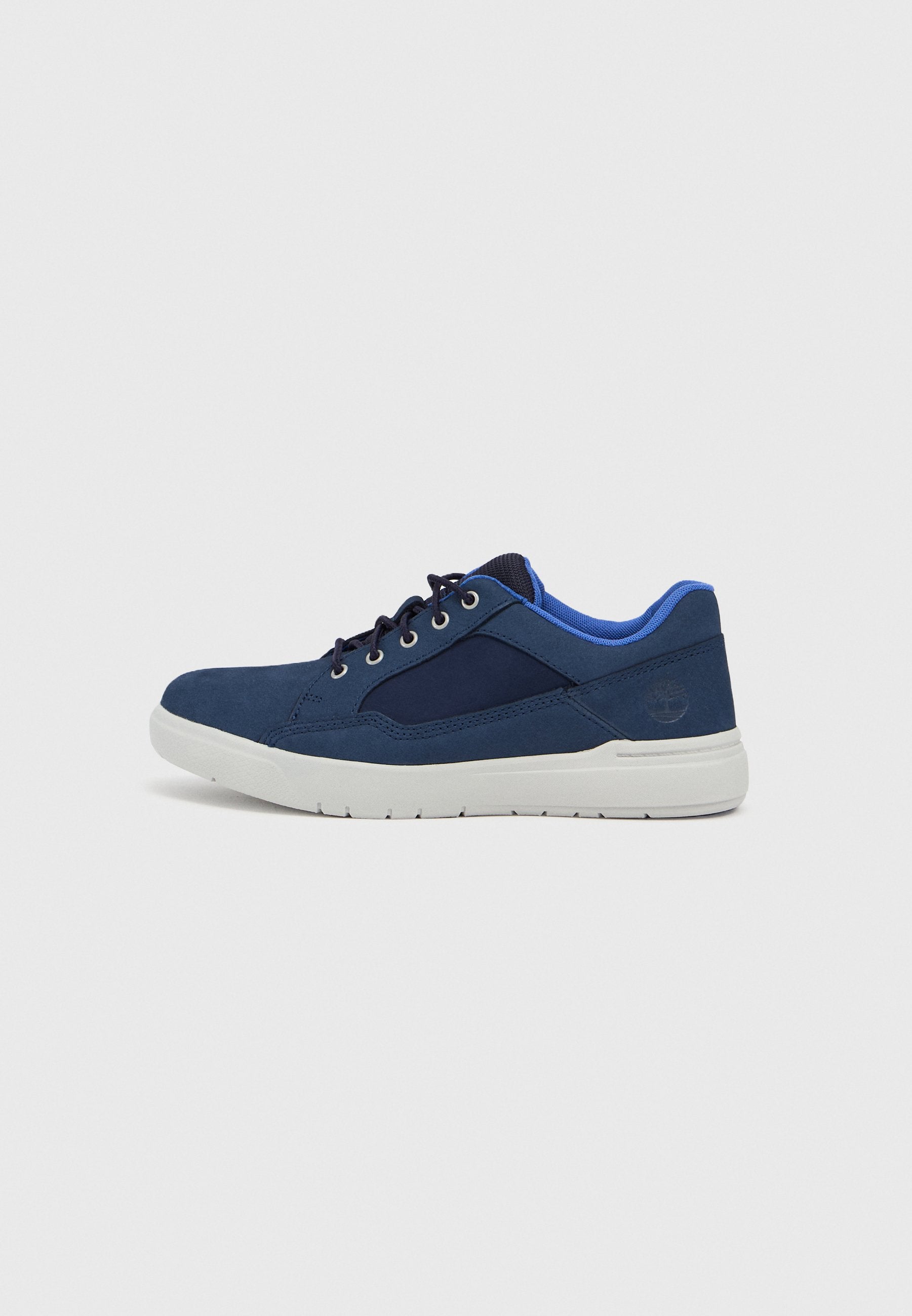 Blaue Wildleder-Sneaker mit niedrigem Schnitt, ausgestattet mit einem hellblauen Innenfutter, dunkelblauen Akzenten und einer weißen Gummisohle. Ösen aus Metall sichtbar.