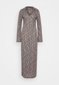 Langes, gemustertes Kleid aus einem strukturierten Stoff in Braun-, Blau- und Creme-Tönen. V-Ausschnitt und lange Ärmel. Gerade Silhouette.