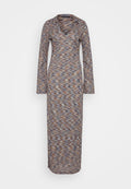 Langes, gemustertes Kleid aus einem strukturierten Stoff in Braun-, Blau- und Creme-Tönen. V-Ausschnitt und lange Ärmel. Gerade Silhouette.
