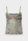 Denim-Trägershirt in Hellgrau mit verstellbaren Spaghetti-Trägern, V-Ausschnitt-Design, sichtbaren Nähten und einem roten "DIESEL"-Label am Ausschnitt.