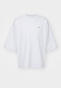 Weißes Kurzarm-T-Shirt mit hohem Ausschnitt, ausgestattet mit einem gestickten Logo-Tag auf der linken Brust und einer lockeren Passform. Aus weichem Stoff gefertigt.