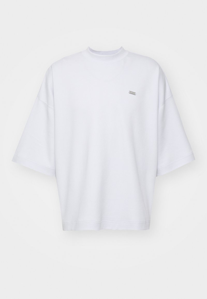 Weißes Kurzarm-T-Shirt mit hohem Ausschnitt, ausgestattet mit einem gestickten Logo-Tag auf der linken Brust und einer lockeren Passform. Aus weichem Stoff gefertigt.