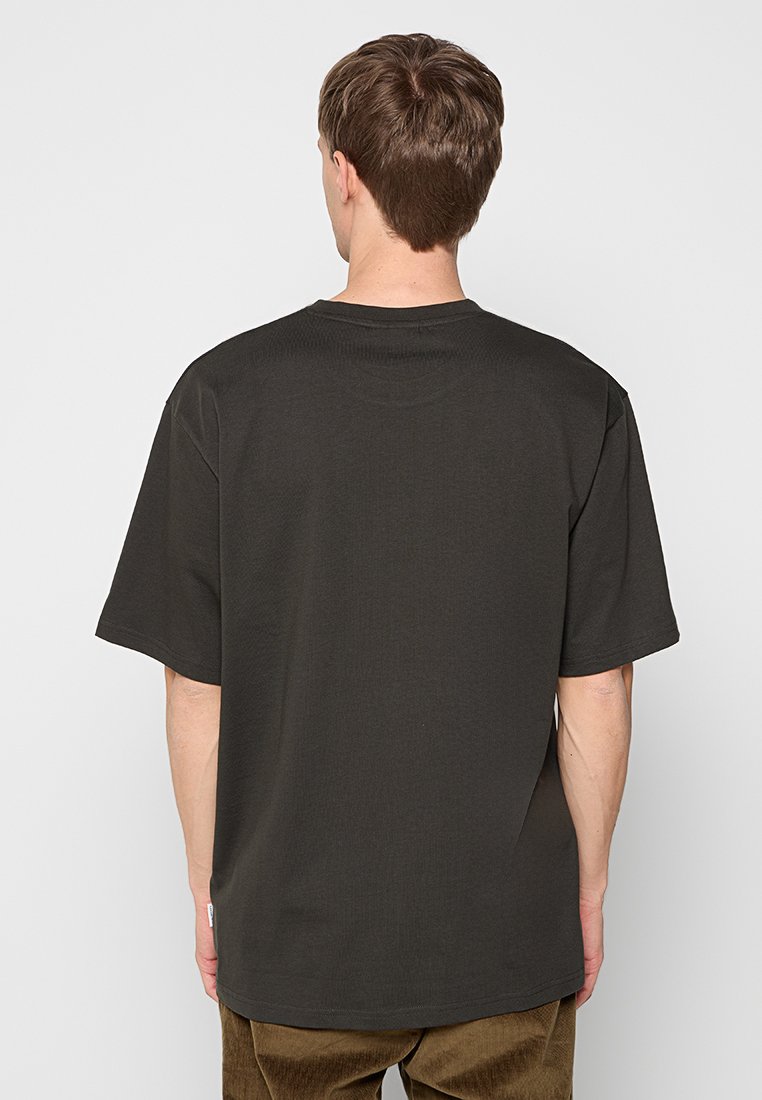 OVERSIZED Media 2