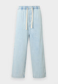 Hellblaue Jeanshose mit weitem Bein, elastischem Bund und cremefarbenem Kordelzug. Sie zeichnet sich durch eine glatte Textur und saubere Nähte am Saum aus.