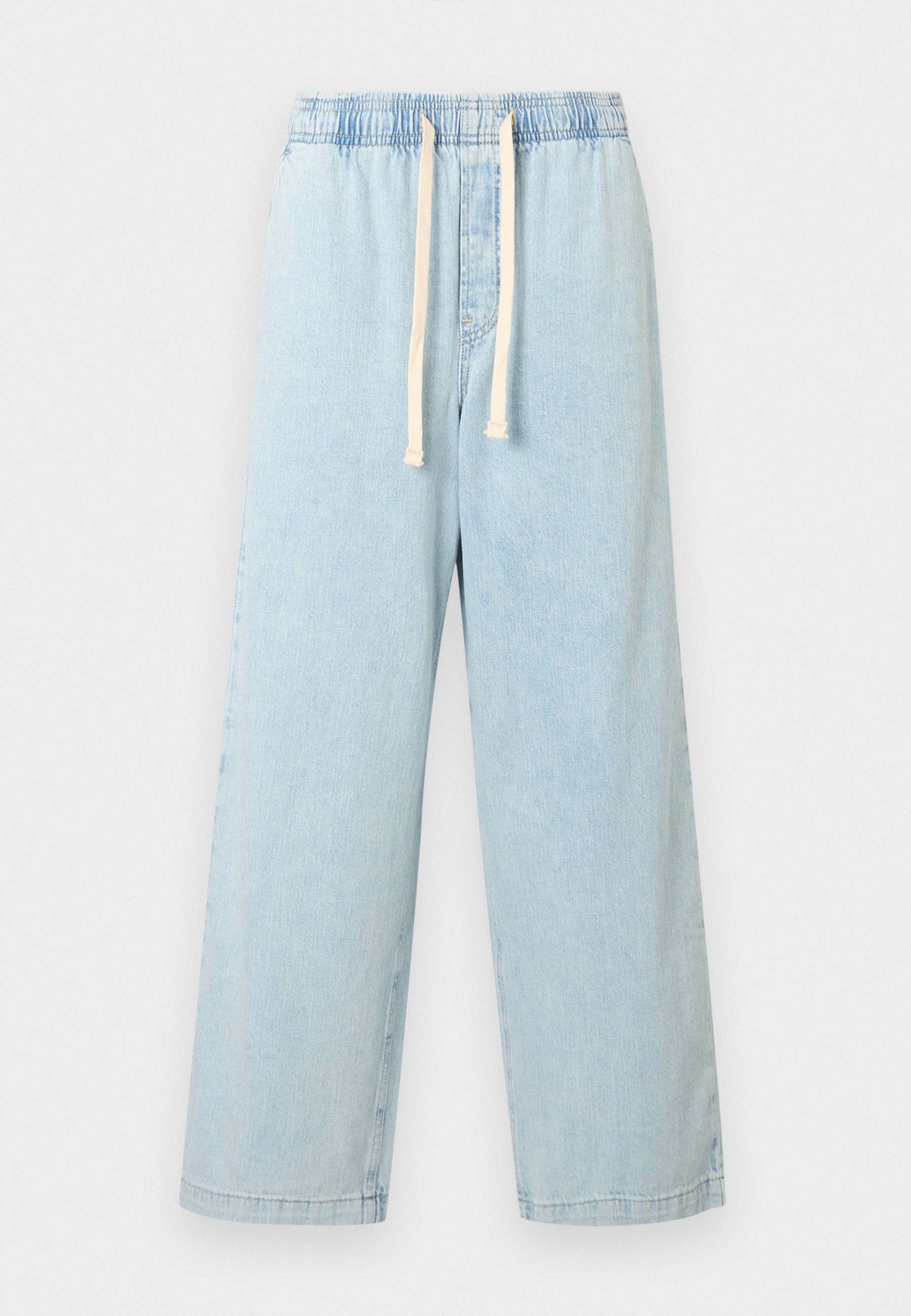 Hellblaue Jeanshose mit weitem Bein, elastischem Bund und cremefarbenem Kordelzug. Sie zeichnet sich durch eine glatte Textur und saubere Nähte am Saum aus.