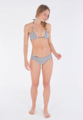 Schwarz-weißer gestreifter Bikini mit einem dreieckigen Oberteil und dünnen Trägern sowie passendem Unterteil, entworfen für eine figurschmeichelnde Passform.