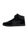 Schwarze High-Top-Sneaker aus einer Kombination von glattem Leder und Wildleder, mit abgerundetem Zehen, flacher Sohle und schwarzen Schnürsenkeln.