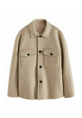 Beige Wollmischung-Jacke mit Kragen, zwei Fronttaschen, schwarzen Knöpfen und einer lockeren Passform. Weicher Griff und klares Design.