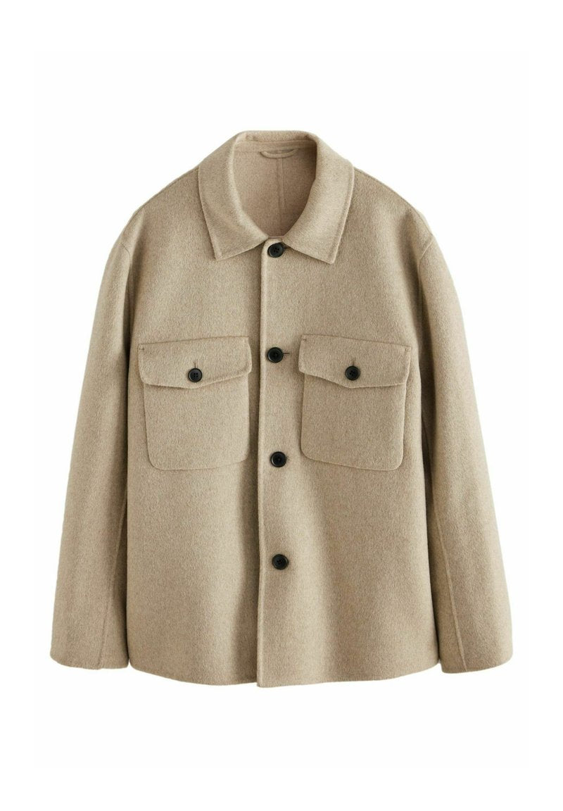 Beige Wollmischung-Jacke mit Kragen, zwei Fronttaschen, schwarzen Knöpfen und einer lockeren Passform. Weicher Griff und klares Design.